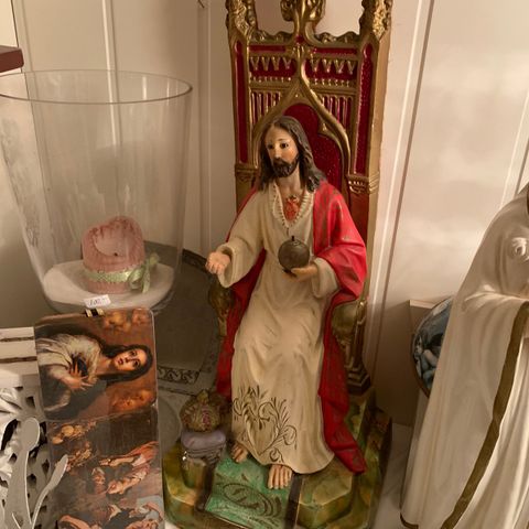 Stor gammel Jesus på trone.