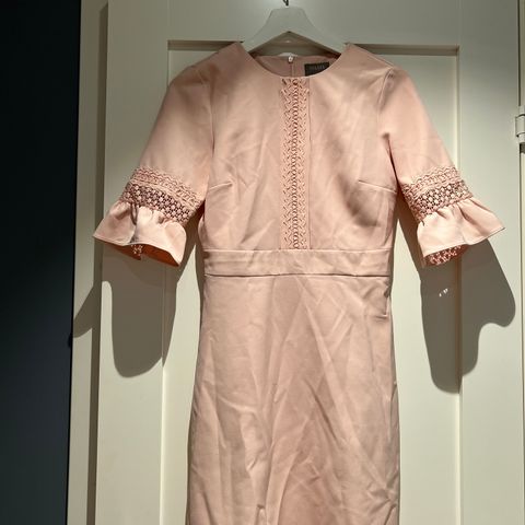 Kjole fra Oasis - helt nydelig flott kjole i dus rosa / gammelrosa