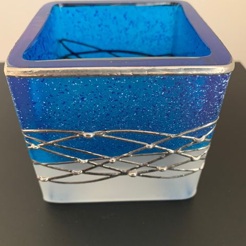 Signert kunstglass lyslykt - blått og frostet glass med sølv dekor
