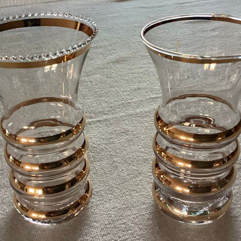 RETRO- 2 spesielle og flotte makne glass/vaser/beholdere. H. 12,5 og 12,8 cm