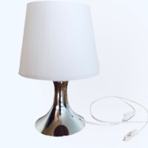 Liten lampe 🤍 med fot i sølv og lys elfenben skjerm - med koselig lys