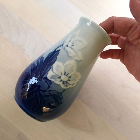 Royal Copenhagen / Bing & Grøndahl liten vase blå blomst