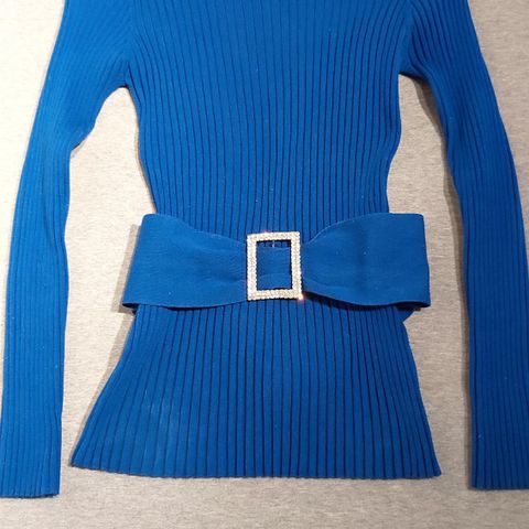 Sara I./ Elektrisk blå fest genser med litt Bling