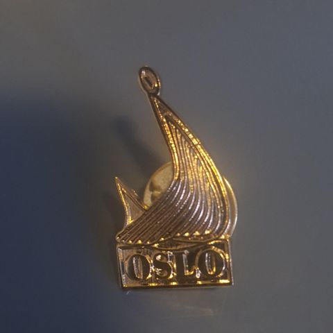 Oslo pin vikingskip har 6 stykk pins uåpnede for salg