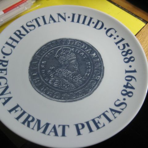 Platte fra Porsgrunn Porselen med Motiv Christian IIII  speciedaler  1648