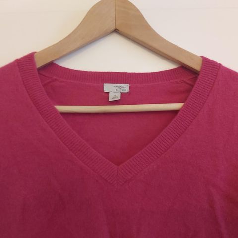 100% CASHMERE / KASJMIR. HALOGEN. Bringebær - rosa V-ringet genser.