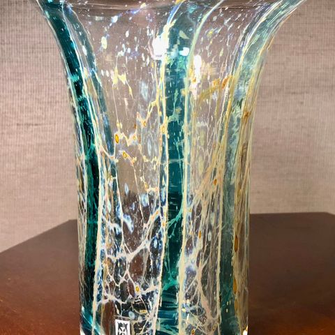 Vase i kunstglass fra Medina