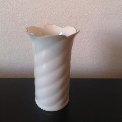 Liten fin vase fra Freiberger Porzellan. Vintage.