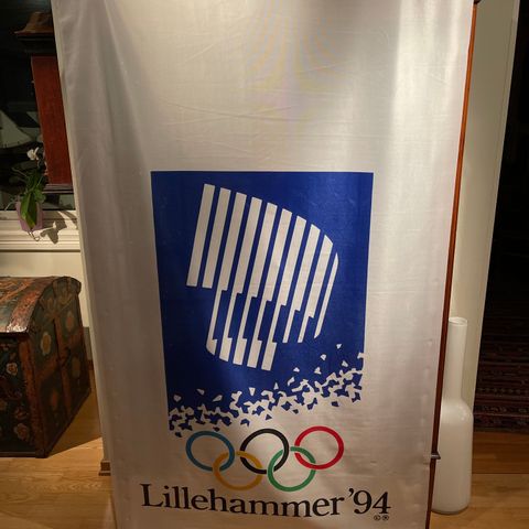 Klenodium fra OL på Lillehammer. Org flagg stort