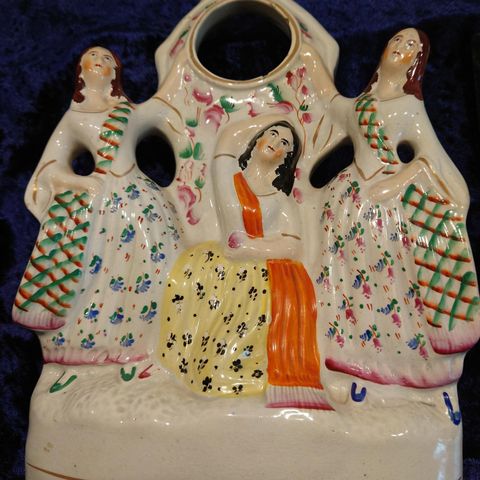 Staffordshire klokkeholder med 3 kvinnefigurer, fra ca.1850