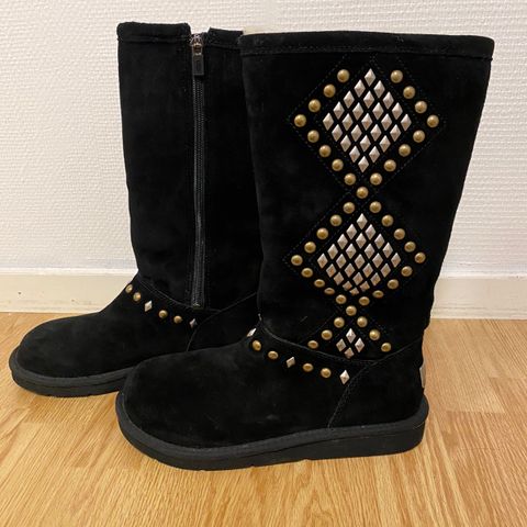 Svarte UGGs boots med kule detaljer, strl 39