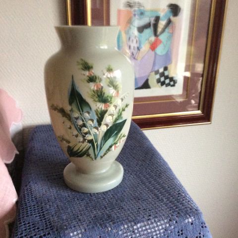 Nydelig gammel vase i opalinglass - høyde 23 cm - diam. oppe  8,2 cm