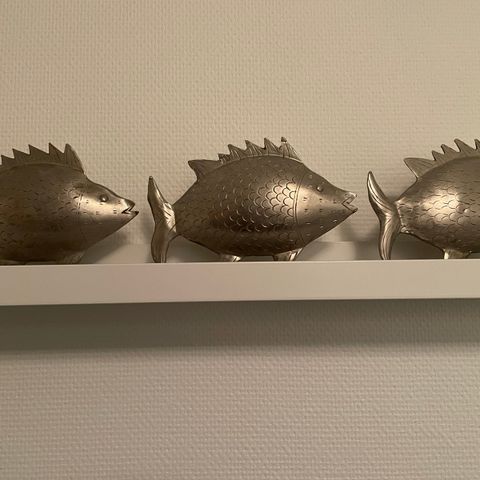 Seks fisker i metall
