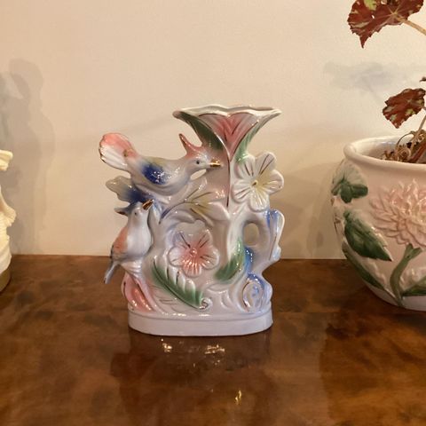 Nydelig, gammel/retro, kitsch vase m/fugler, i pastellfarger
