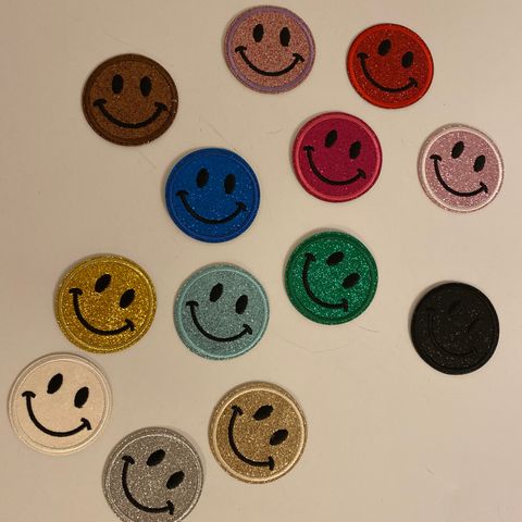 Helt Nytt Fint Sy Stryke Smile Face Stickers / Patch Stickers (13 farger).