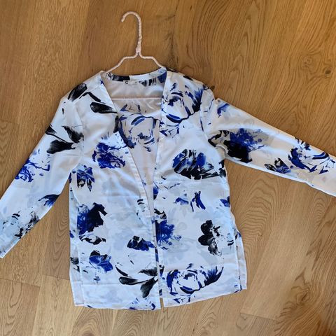 Bluse str S, selges kr 160