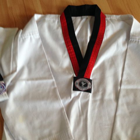 Adidas taekwondo treningsklær til salg for 150 kr pr./Bukse /genser