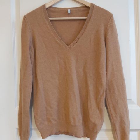 100% CASHMERE / KASJMIR. BENETTON. Sennepsgul / camel farge V-ringet genser.