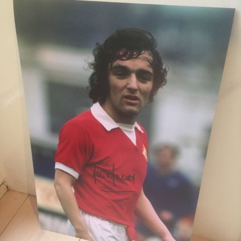 Manchester United - Lou Macari signert A4-fotografi med COA