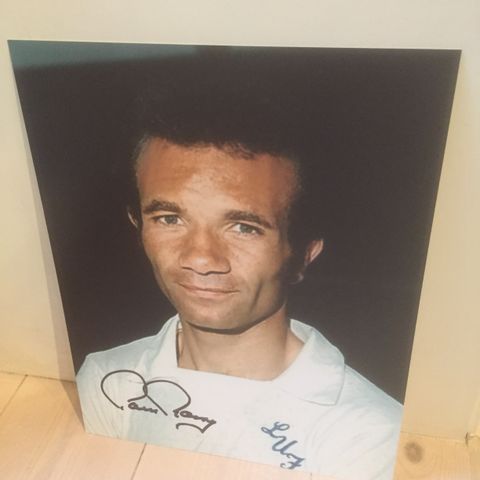 Leeds United - Paul Reaney signert 20x25cm fotografi med COA