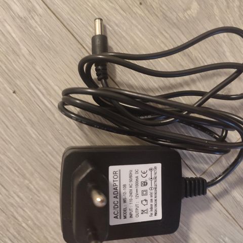 AC/DC adapter for barn elbil