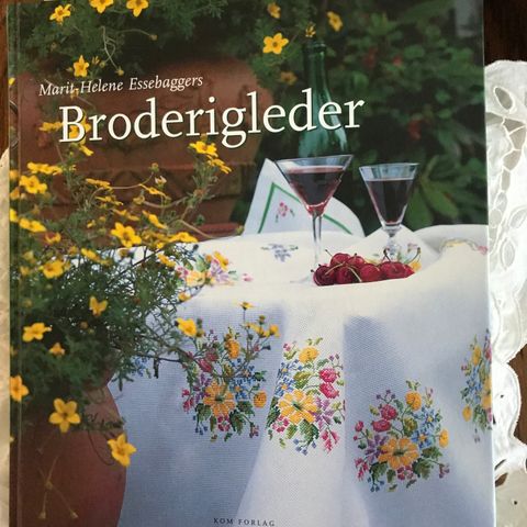 Bok: Broderigleder av Marit-Helene Essebaggers. 104 sider. Bok