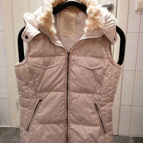 Beige vest fra Zara 