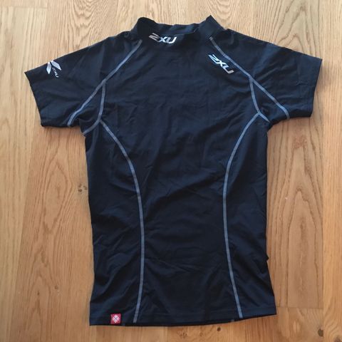 2XU womens treningsskjorte str M, den er NY, selges kr 290