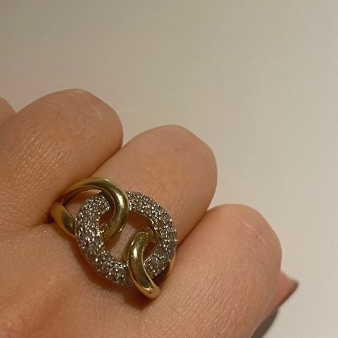 Kraftig 18K diamant ring i unik design 0.50 karat diamanter. 