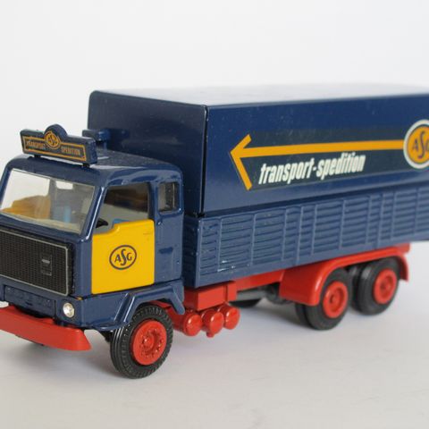 ASG, Volvo F89 med rød ramme. Skala 1:50.