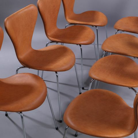 8 stk Arne Jacobsen. model 3107 'Syveren' fuldpolstret skinn