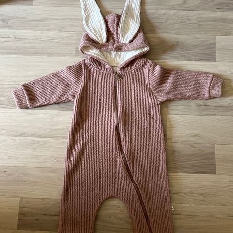 NY baby sparkedress/ onesie / vogndress med kaninører i gammelrosa