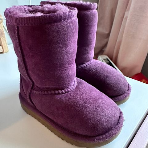 UGG str 23,5