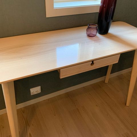 Lisabo skrivebord fra IKEA