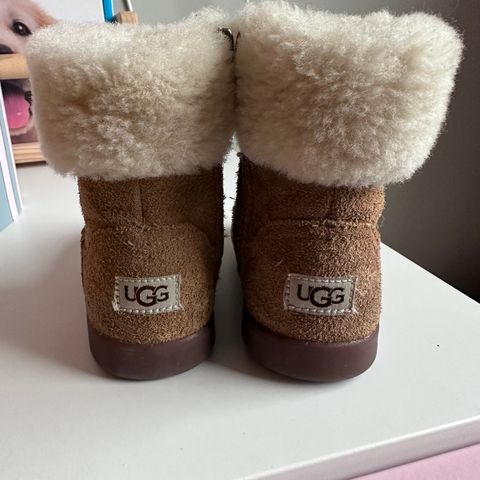 UGG str 23,5