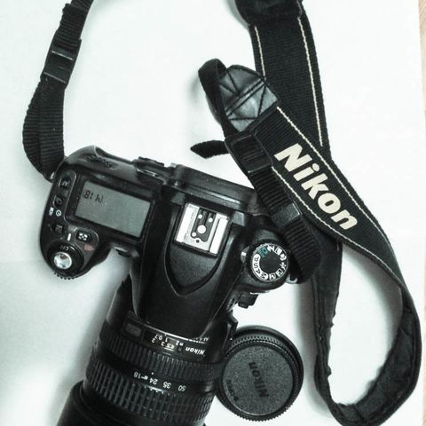 Nikon D80 med to linser, blitz og bag vurderes solgt samlet