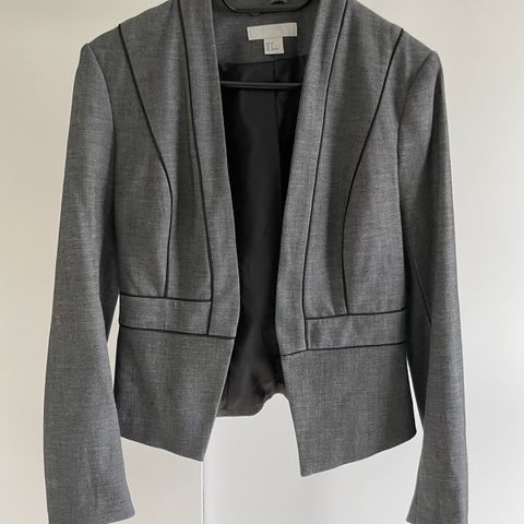 Grå blazer fra H&M i str S