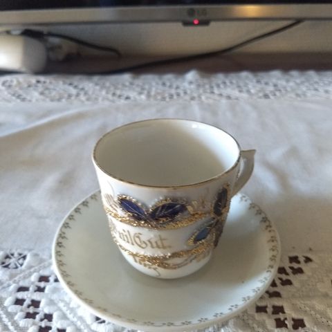 Nydelig gammel kopp/skål - snil gut - porselen