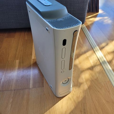 Xbox 360 + kontroller med lader (rep.objekt)