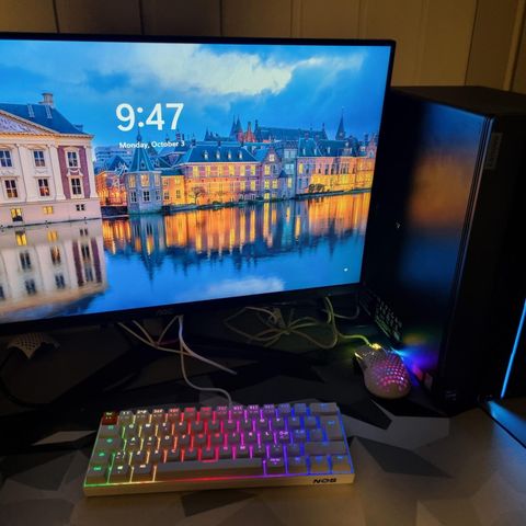 Gaming pc med skjerm, tastatur og mus