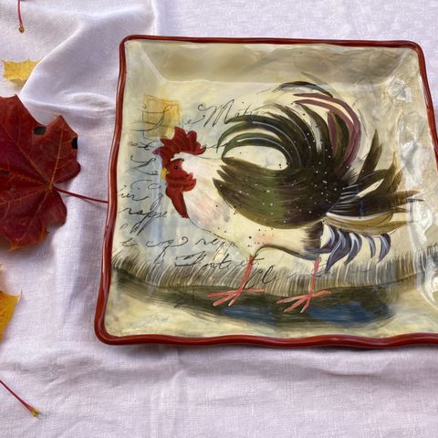 Keramikfat med hanemotiv - 'Avignon Rooster' - Susan Winget - amerikansk design