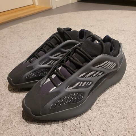 Yeezy 700 v3 Dark Glow til salgs (42 2/3)