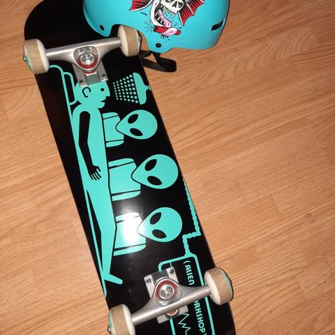 Skateboard og hjelm