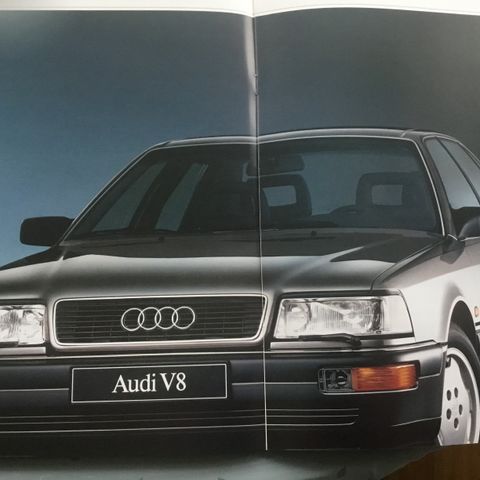 Bilbrosjyre av Audi V8 1988