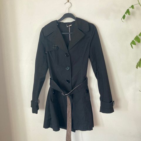 Sort kåpe/trenchcoat fra H&M selges, str 36 (small)