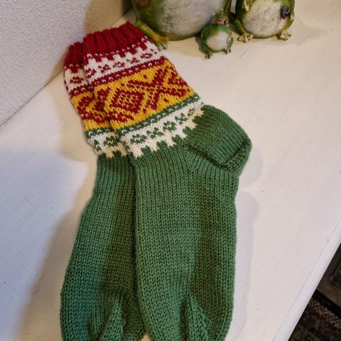Marius håndstrikket sokker med inspirert av Kvikk Lunsj fargene i 42/44 og 44/46