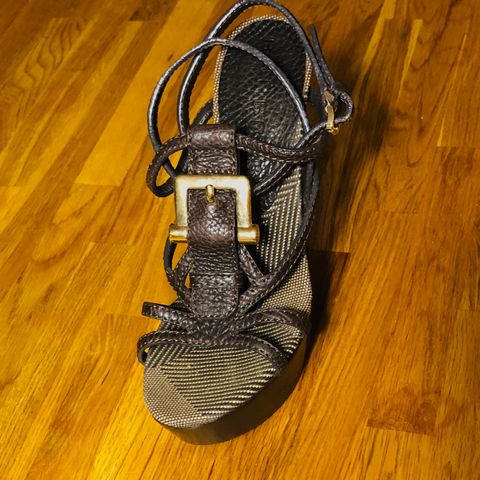 Burberry kilesandaler 37-38/ Burberry wedged sandals 37-38