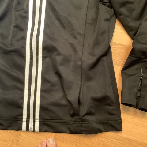 Adidas jakke kr 150