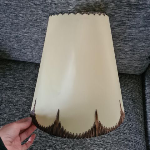Retro lampeskjerm, beige plast med påsydd brun strå/bast