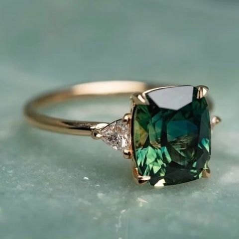 Lekker emerald ring i gull med zirikona